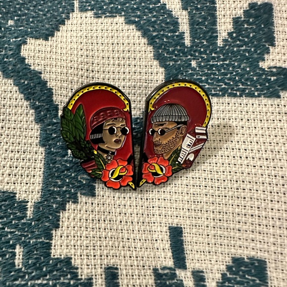 Léon 1994 Action/Crime Heart-Shaped Enamel Pin with Red and Black Design - Picture 8 of 10